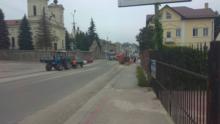 Нещодавня злива наробила в Кременці рейваху: центр міста прибирають від землі та бруду (ФОТО)