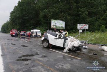 В Україні ще одна трагедія на дорозі: на Хмельниччині у ДТП загинула майже вся родина (ФОТО)