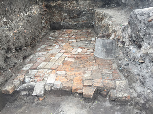 У Тернополі під час розкопок знайшли унікальне цегляне мощення (ФОТО)