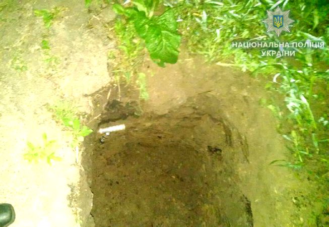 У Рівному затримали чоловіка, який розкопував єврейські могили (ФОТО)