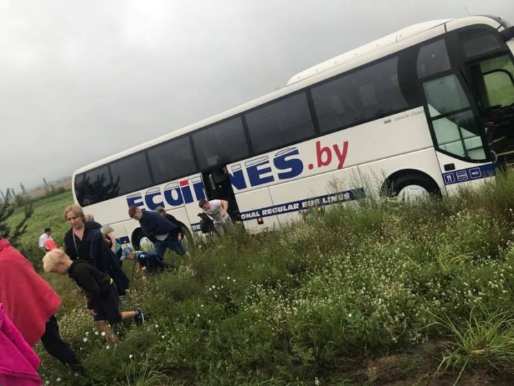 Під Києвом автобус з дітьми злетів з дороги через водія який заснув за кермом (ФОТО)