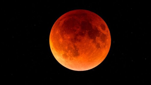Найдовше місячне затемнення в столітті: коли його побачать в Україні