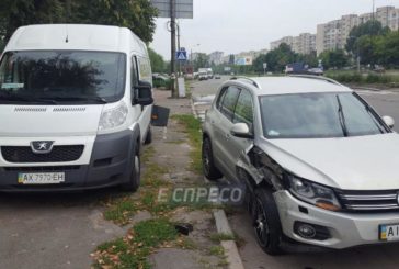 Позашляховик у Києві збив жінку на смерть на пішохідному переході, після чого врізався в мікроавтобус (ФОТО)