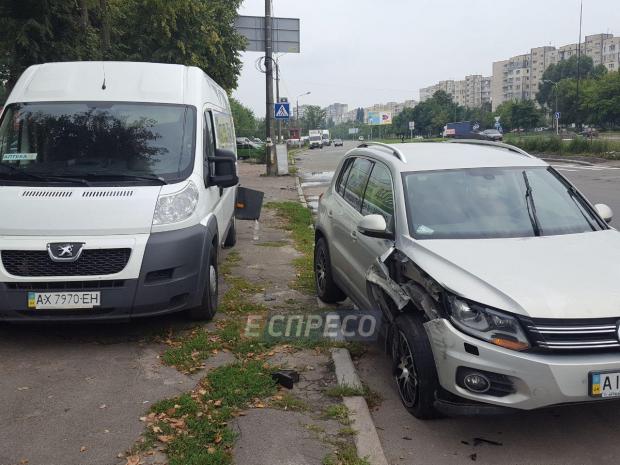 Позашляховик у Києві збив жінку на смерть на пішохідному переході, після чого врізався в мікроавтобус (ФОТО)