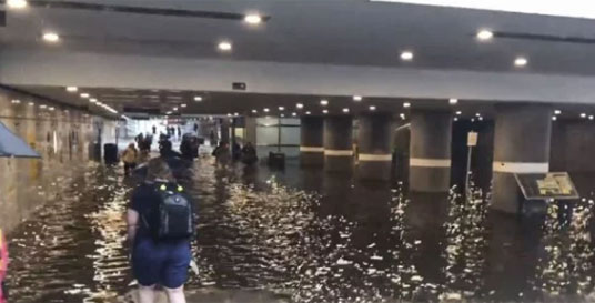 У Швеції люди почали плавати по затопленому вокзалу (ФОТО, ВІДЕО)