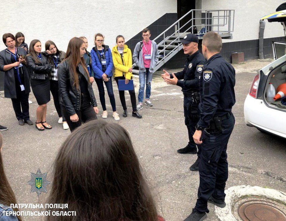 На базі ТНЕУ патрульні поліцейські провели практико-орієнтоване навчання для літньої школи «Лідер права-2018» (ФОТО)