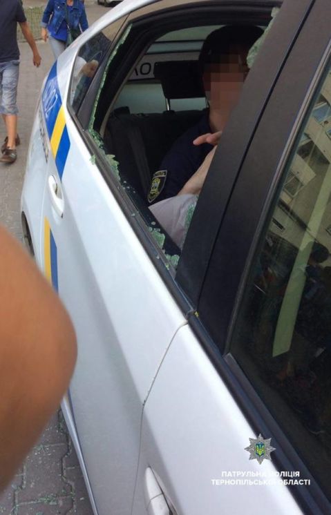 П’яний тернополянин розбив вікно в автомобілі патрульних (ФОТО)