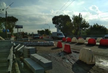 Що відбувається на знаменитому шляхопроводі над вулицею Кирилівською після щоденних злив (ФОТО)