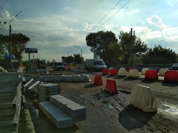 Що відбувається на знаменитому шляхопроводі над вулицею Кирилівською після щоденних злив (ФОТО)