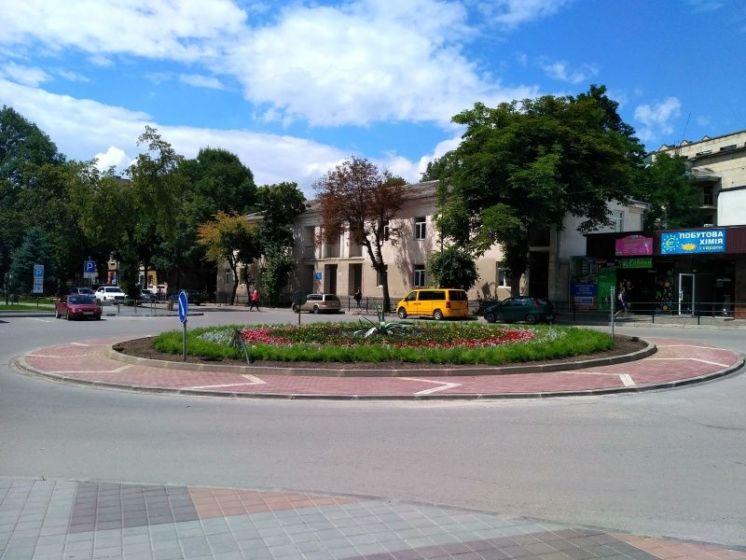 У Тернополі на перехресті вулиць Медова-Танцорова-Патріарха Мстислава облаштовують схему організації дорожнього руху