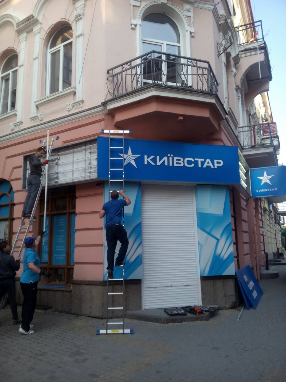 Два магазини у центрі Тернополя залишилися без вивісок (фото)