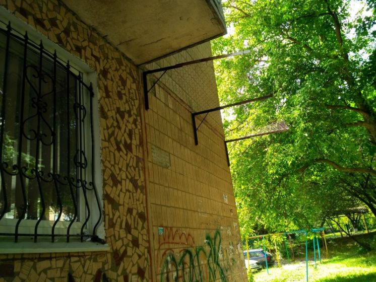 У Тернополі встановлюють вловлювачі фасадної плитки (ФОТО)
