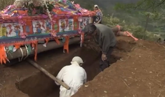 У Китаї заборонили традиційні похорони (ВІДЕО)