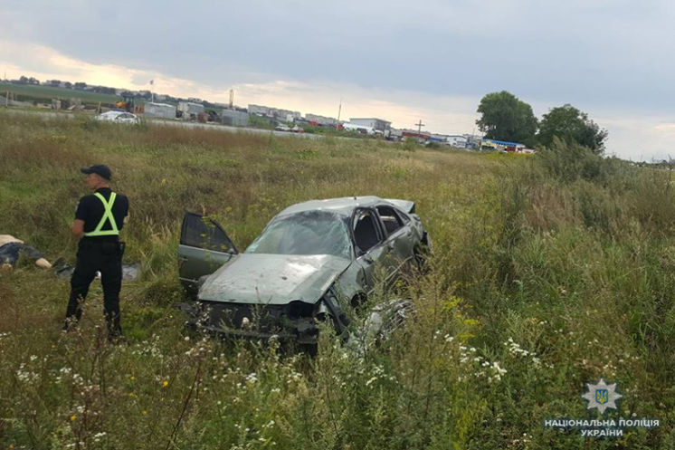 Поблизу Тернополя на узбіччі виявили розбите авто та водія без ознак життя (ФОТО)