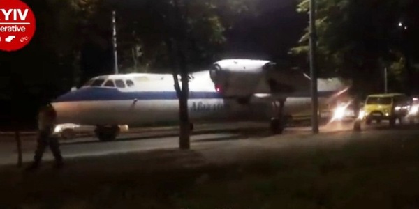 Нічого дивного: киян розвеселив літак, який вночі проїхав по Повітрофлотському проспекту (ВІДЕО)