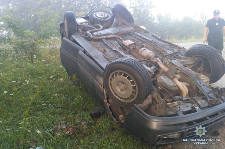 На Тернопільщині у результаті карколомної аварії до лікарні потрапили водій та двоє дітей (ФОТО)