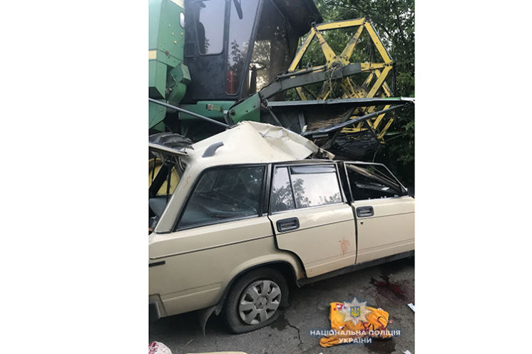 На Тернопільщині авто врізалось у комбайн: водій загинув, пасажирка в реанімації (ФОТО)