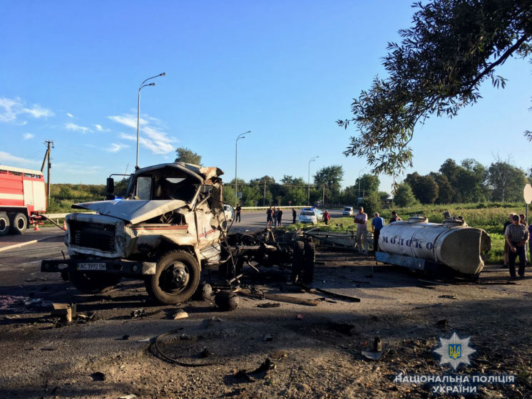 Смертельне зіткнення двох вантажівок на Рівненщині: один згорів заживо, інший у реанімації (ФОТО, ВІДЕО)