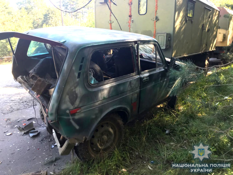 На Рівненщині водій легковика врізався у військове авто: двоє у лікарні (ФОТО)