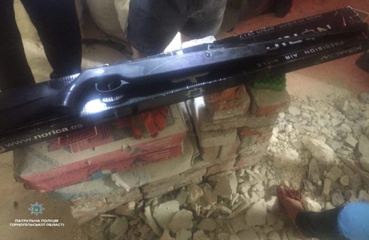 У Тернополі затримали чоловіка який вистрелив з гвинтівки в поліцейську (ФОТО)