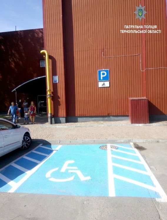 У Тернополі оштрафували 15 водіїв, які паркувалися на місцях для інвалідів. Так мало?