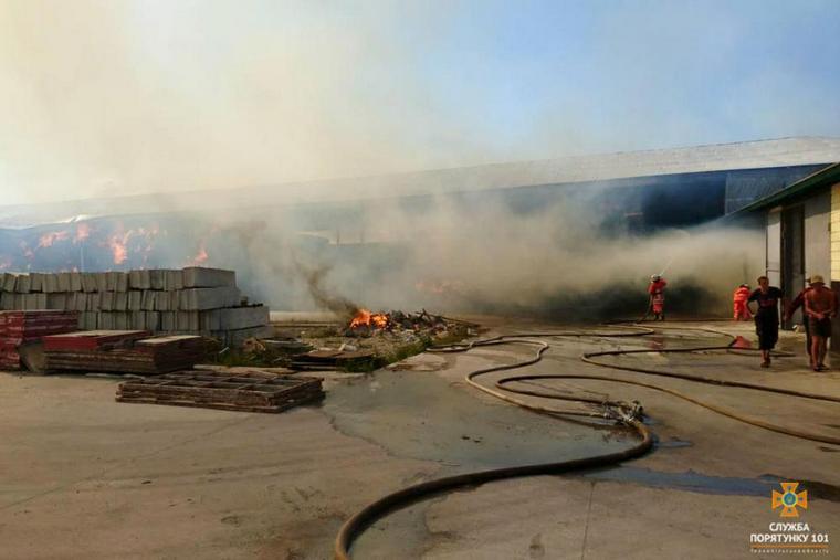 У масштабній пожежі на Лановеччині горіло 430 тонн соломи (ФОТО)