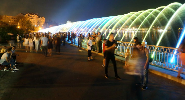 Найдовший кисневий фонтан України «виріс» до 300 метрів: незвичним водограєм можна помилуватися вечорами у Тернополі (ФОТО)
