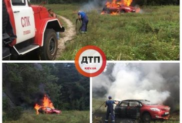 Під Києвом дівчина спалила авто, припаркувавшись на… багатті (ФОТО)