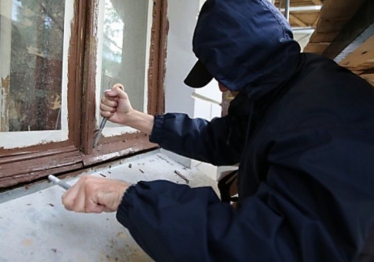 Поліцейські Теребовлянщини затримали двох чоловіків, які обікрали приватний будинок