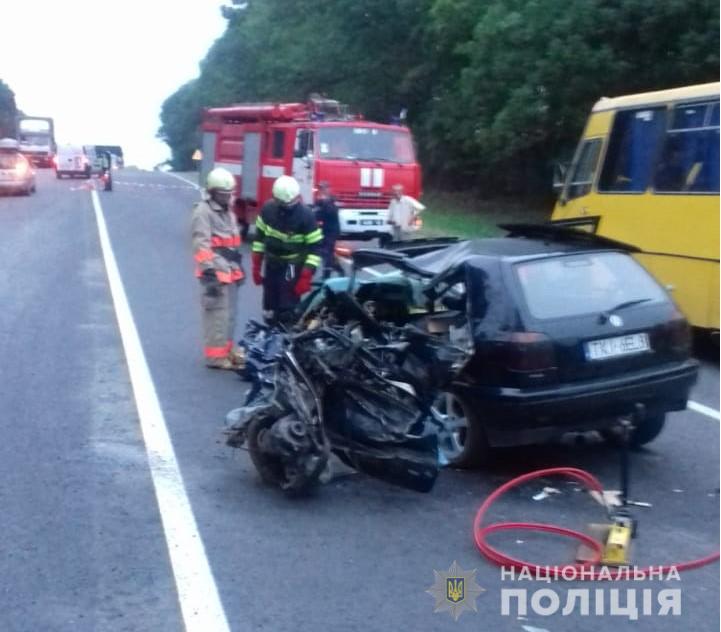 Від удару авто розірвало майже наполовину: на Тернопільщині в жахливій аварії загинуло двоє людей (ФОТО)