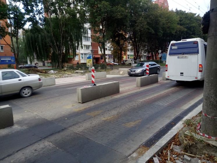 На проспекті Злуки у Тернополі завершують облаштування підвищеного пішохідного переходу (ФОТО)