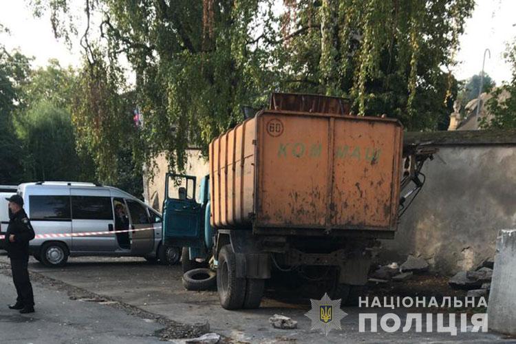 Трагедія у Бучачі: під колесами сміттєвоза загинув водій