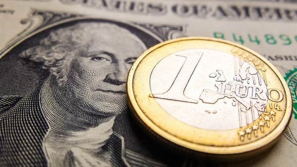 Долар і євро подешевшали