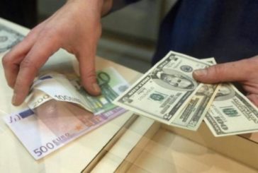 Банки відмовилися міняти українцям зношені долари
