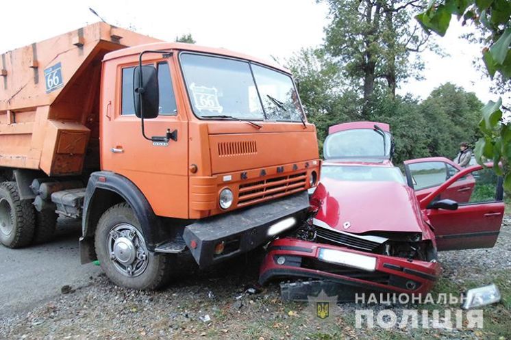 ДТП на Тернопільщині: вантажівка зім’яла іномарку (ФОТО)