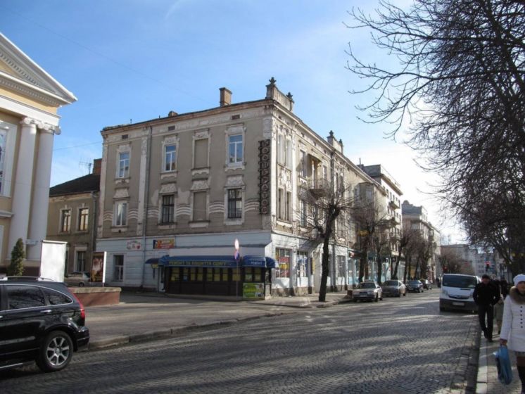 У центрі Тернополя оновлюють фасад старовинного будинку (ФОТО)
