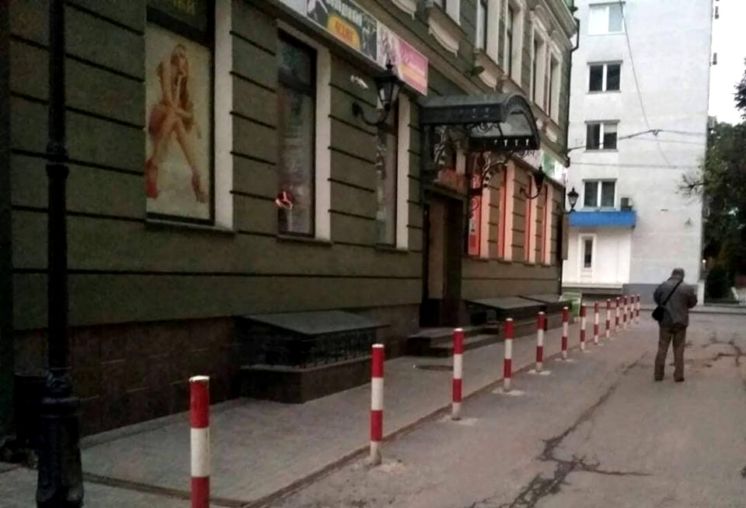 У центрі Тернополя демонтували незаконно встановлені обмежувачі руху (ФОТО)