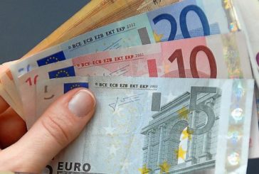 Євро в ціні падає, долар - без змін