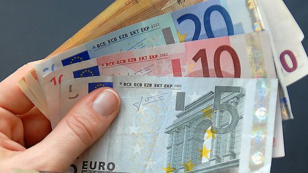 Євро в ціні падає, долар – без змін