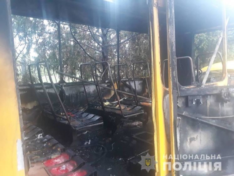 На Закарпатті, 12-річний хлопчик граючись запальничкою, випадково спалив автобус (ФОТО)