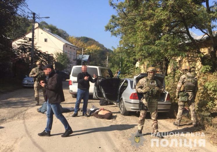 У Чернівцях затримали банду, яка нападала на валютчиків: підозрюють, що вони грабували і на Тернопільщині (ФОТО, ВІДЕО)