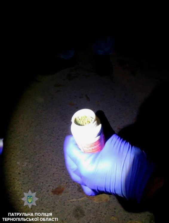 У Тернополі затримали чоловіка з баночкою, в ній виявилась марихуана (ФОТО)