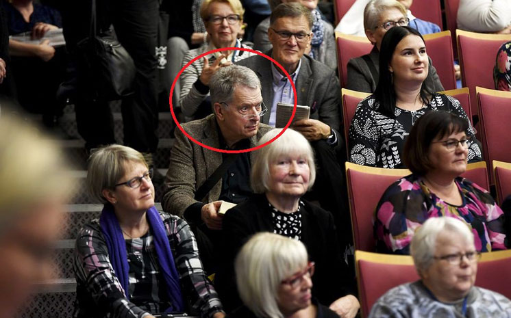 Президентові Фінляндії не знайшлось місця в залі – сів на сходи