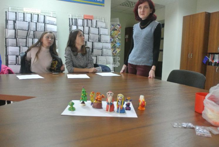 Тернопільські школярі у клубі «Час Z» ліпили фігурки іграшок за стародавніми звичаєм – із соленого тіста (ФОТО)