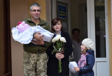 Новонароджену донечку тернопільських військовослужбовців зустрічали українським маршем