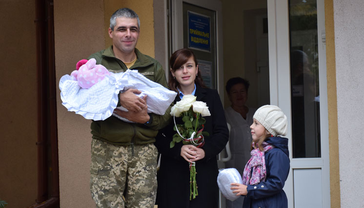 Новонароджену донечку тернопільських військовослужбовців зустрічали українським маршем