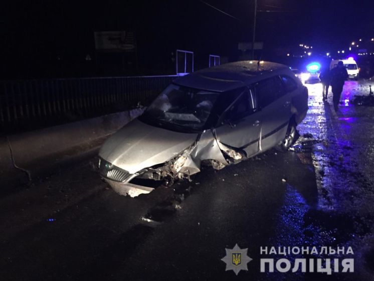 У Тернополі на Гаївському перехресті водій не впорався з керуванням та врізався в бетонний роздільний острівок (ФОТО)