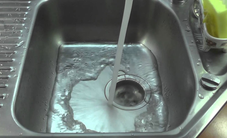 Не стікає вода у раковині – лийте оцет