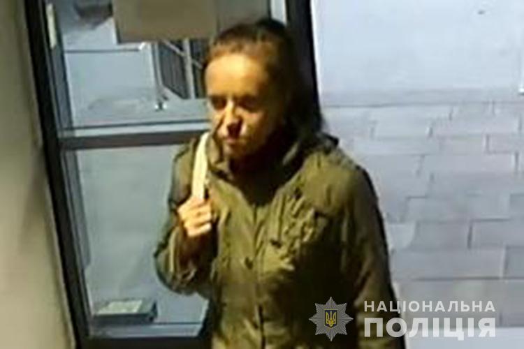 У Тернополі жінка викрала з відомого супермаркета елітний алкоголь і засвітилась на камерах спостереження