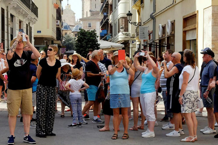 В Іспанії дозволять селити туристів лише з відома сусідів